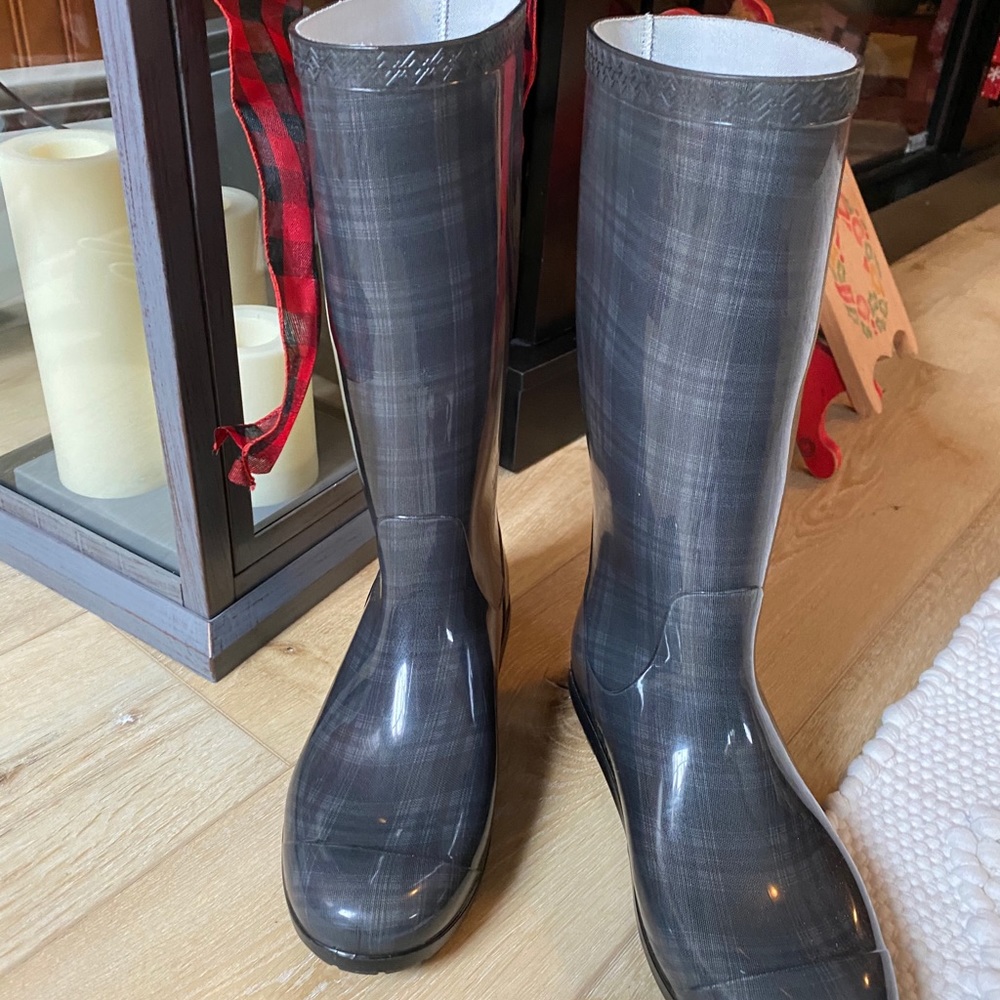 WORN TWICE Plaid UGG Rain Boots